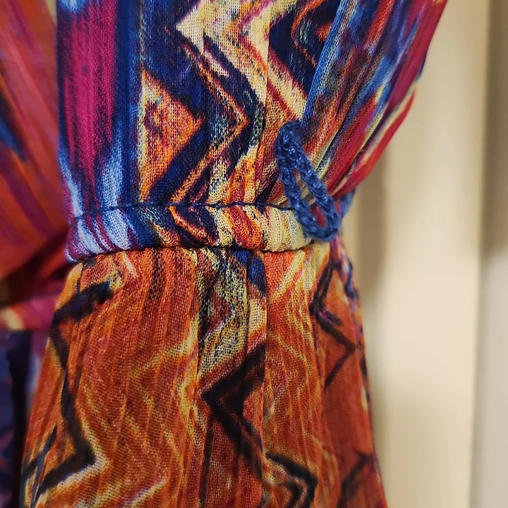 Colorful dress! It has belt loops to show your curves by adding a belt💃🏽 - Picture 5 of 7
